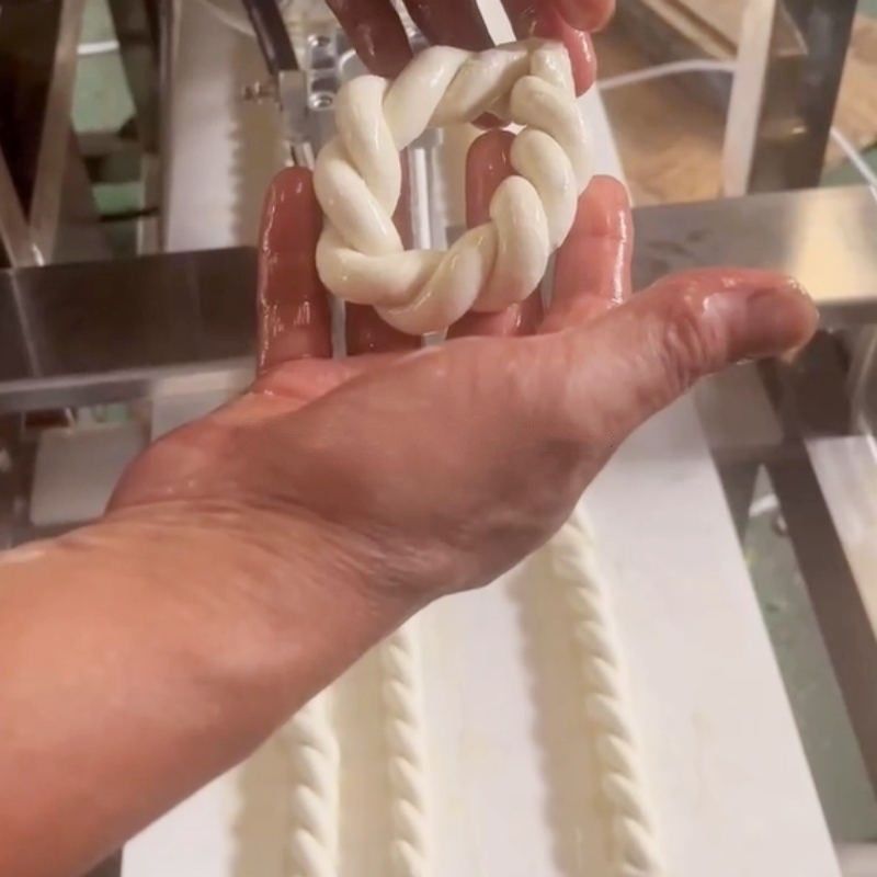 Equipo de formación de bocadillos Churro de torsión automática industrial Maquina extrusora para hacer torsión de masa de pretzels fritos suaves