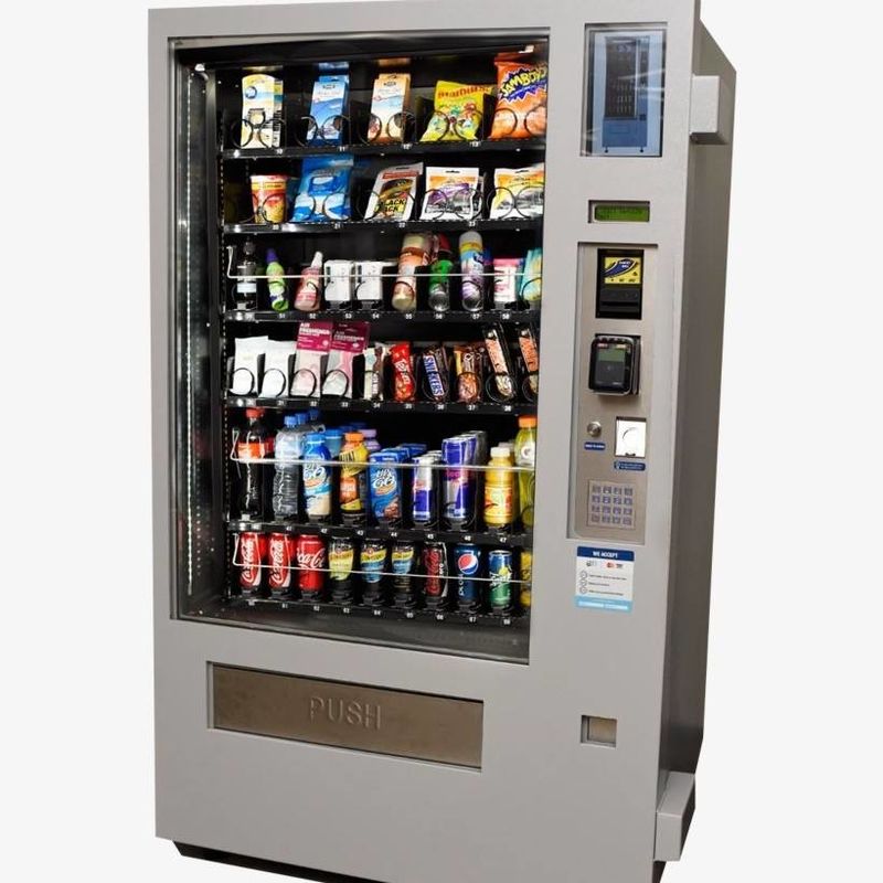 Máquina de venta de bebidas frías de 220V 50HZ con pegatina de pintura de color personalizada dentro del voltaje